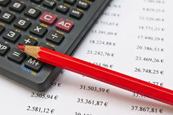 ein Bleistift und ein Taschenrechner auf einer Liste liegend