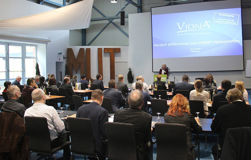 eine Gruppe von Menschen in einem großen Besprechungssaal