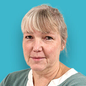 eine Frau mit blauem Hintergrund