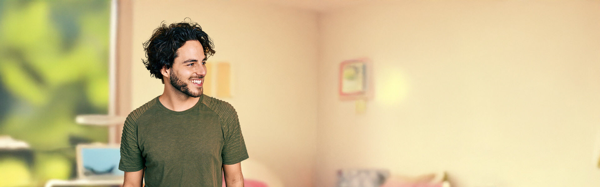 Lächelnder junger Mann mit dunklen Haaren im T-Shirt