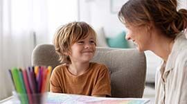 eine Frau und ein Junge lesen ein Buch