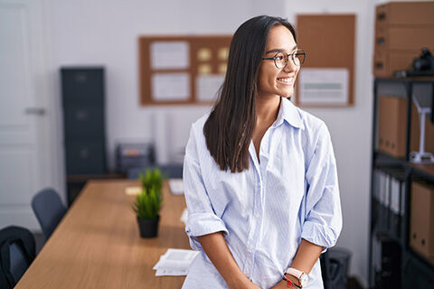 zwei Personen, die an Schreibtischen im Büro sitzen