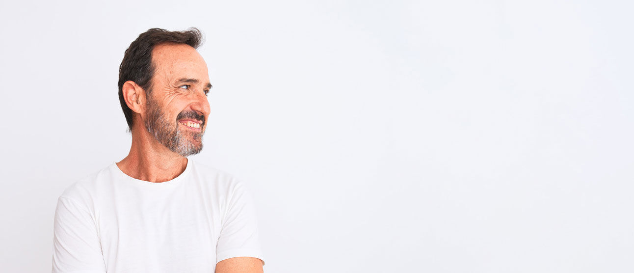 ein Mann mit einem weißen Hemd und einem weißen Hemd