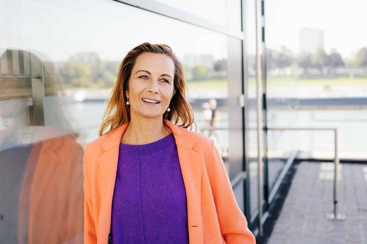 eine Frau, die vor einem Fenster steht