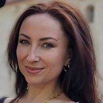 Foto von Artem und Liubov Iagmurdzhi, Weiterbildungsteilnehmer beim IBB, vor einem Schloss.