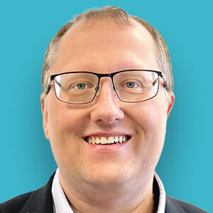 ein Mann mit Brille und einer Anzugjacke